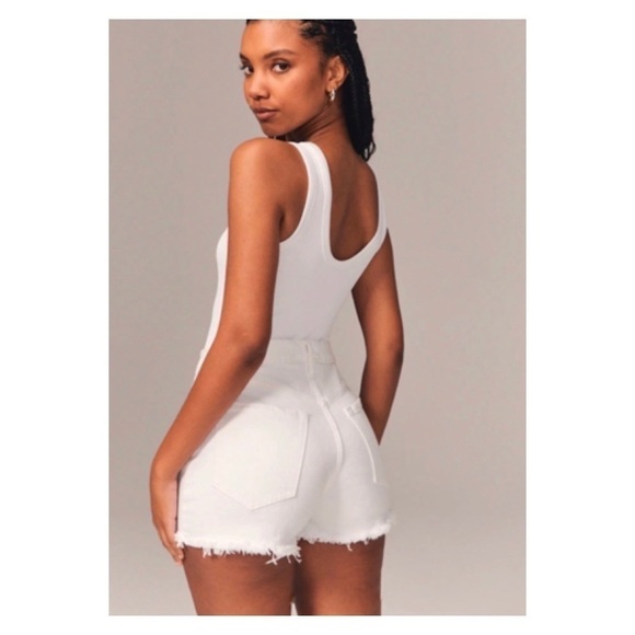NWT ABERCROME & FITCH Curve Love White High Rise Cutoff Denim Mom Shorts Size 24 - Picture 2 of 6